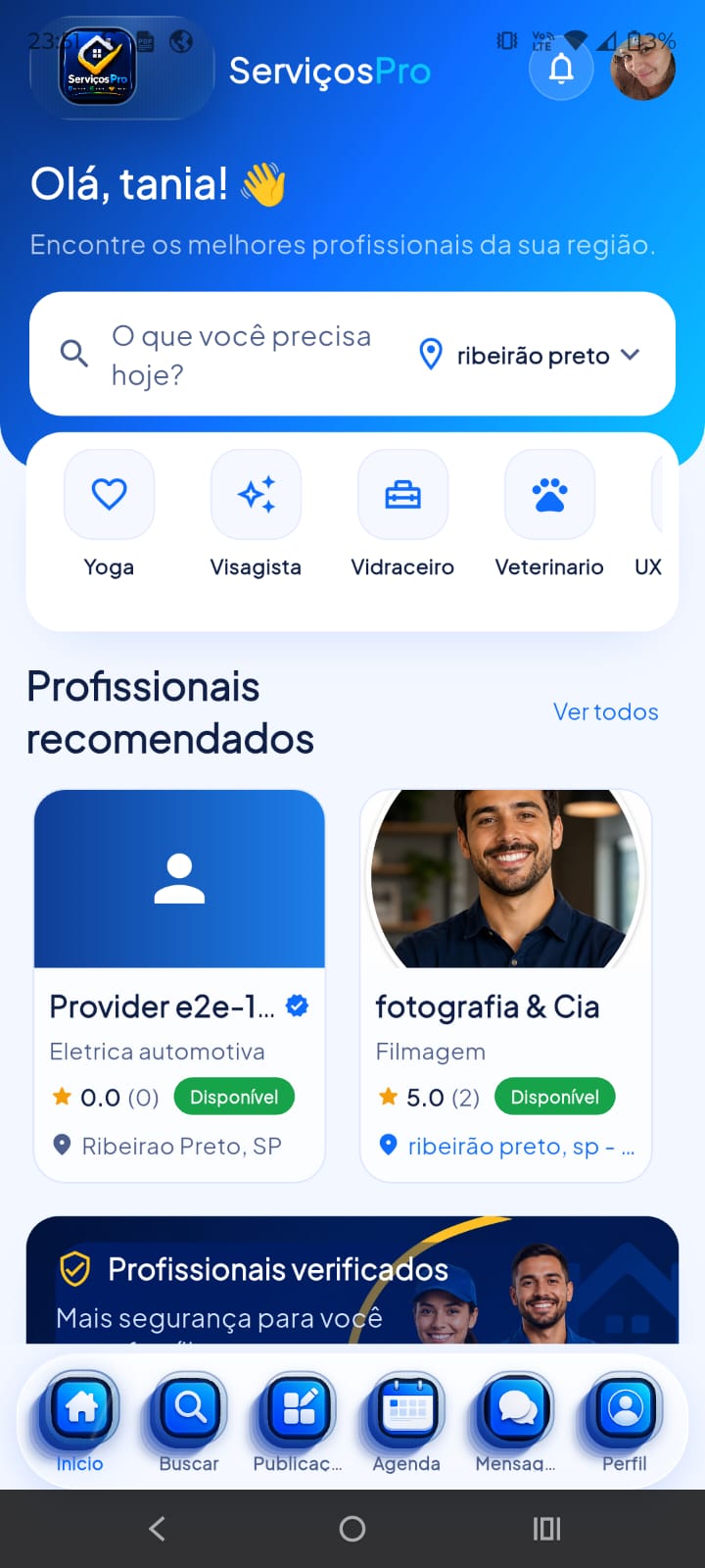 Tela inicial do app cliente com busca, categorias e profissionais recomendados.